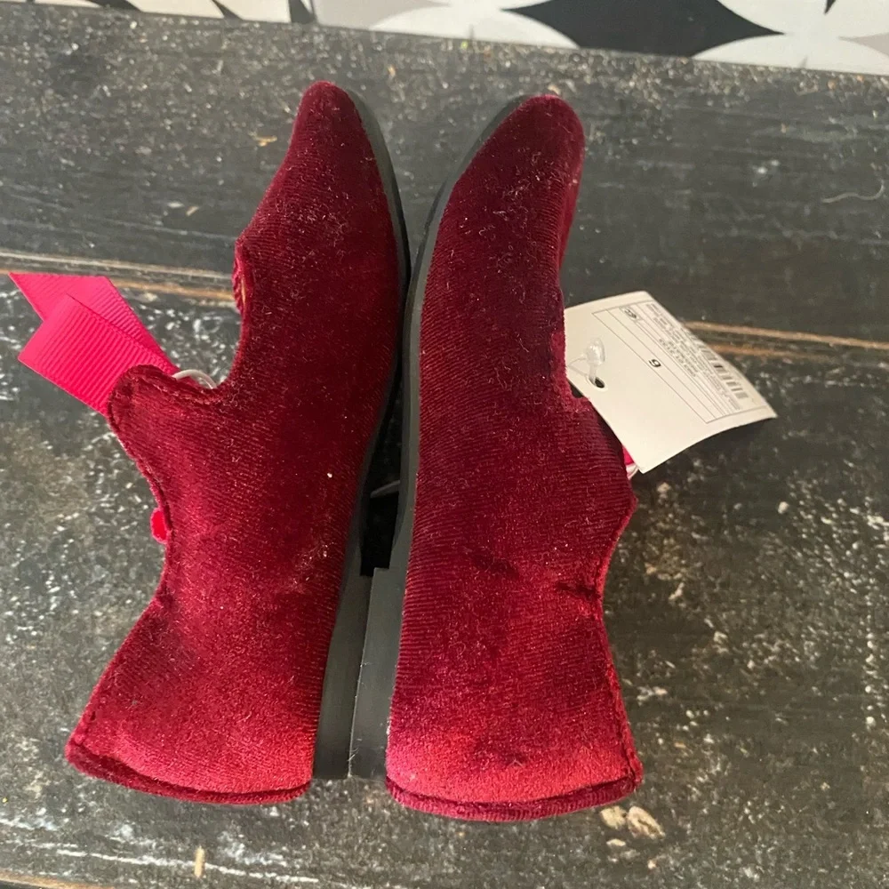 Sweetest little red velvet shoes with fabric bows😍just in time for ❤️day!